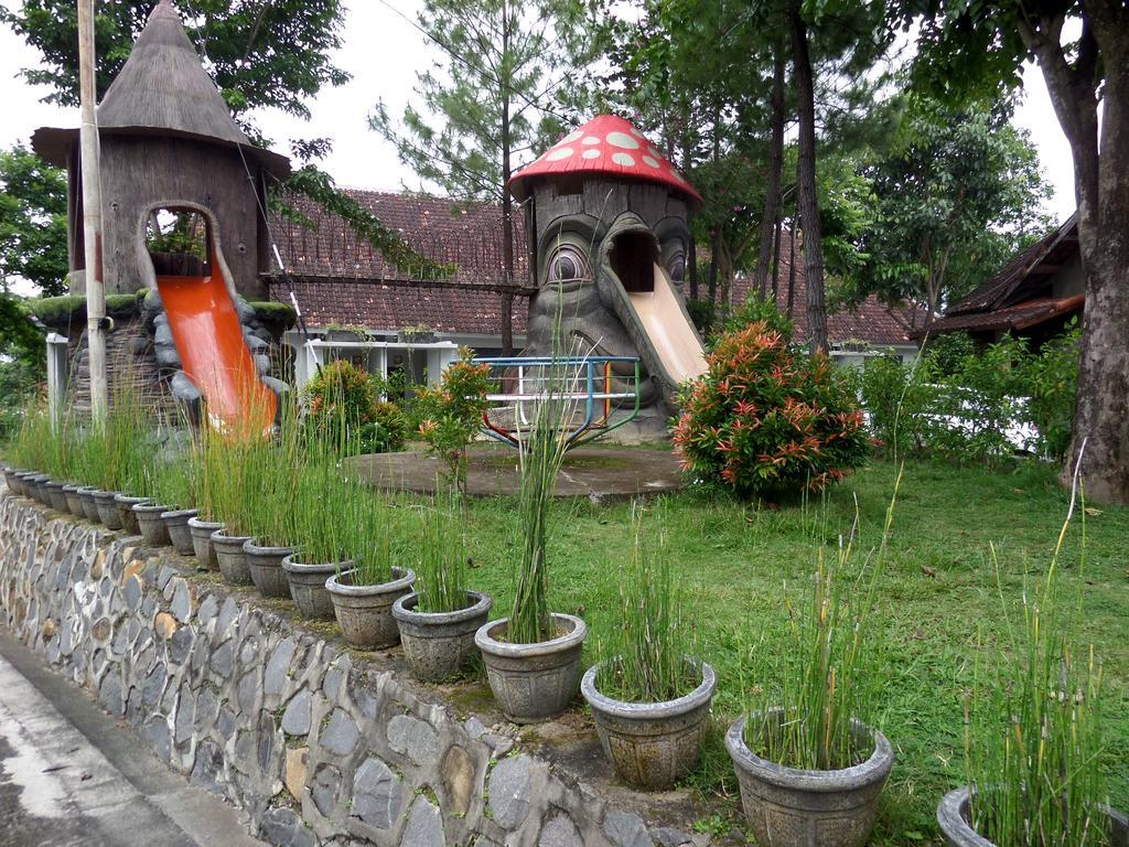Bukit Daun Hotel And Resort Kediri  Exterior photo