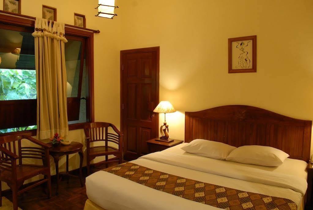 Bukit Daun Hotel And Resort Kediri  Exterior photo