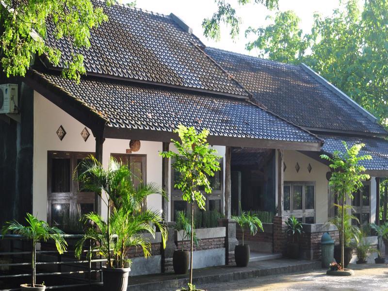 Bukit Daun Hotel And Resort Kediri  Exterior photo