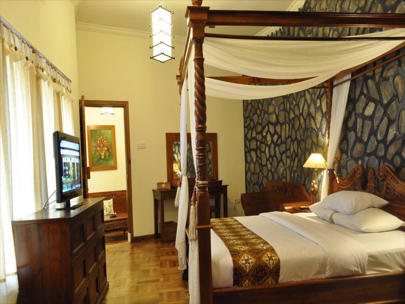 Bukit Daun Hotel And Resort Kediri  Exterior photo